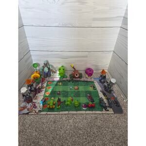 Lot of 18 Plants vs Zombies Action Figures and Playmat